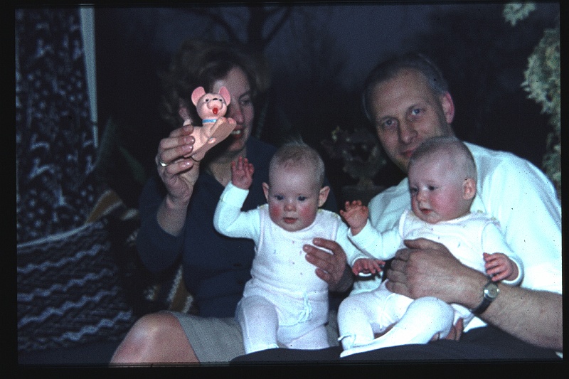 16.Delft feb 1964 Papa,Mama,Brigitte,Marion.JPG